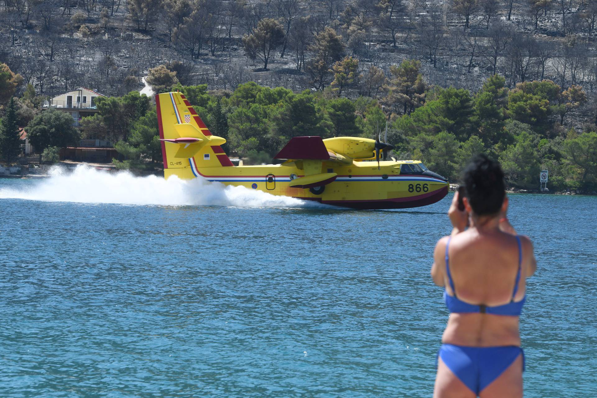 Piloti kanadera spretnim manevrima oduševljavali kupa?e u Grebaštici