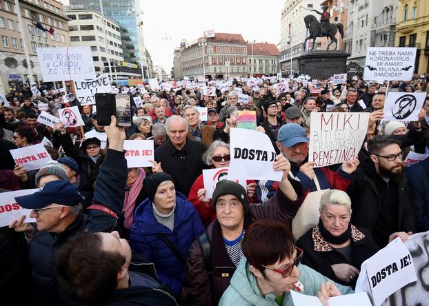 Tisuće na prosvjedu protiv Bandića u Zagrebu