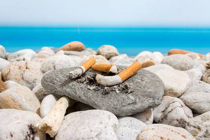 Ne bacajte opuške od cigareta po plaži - ponesite pepeljaru