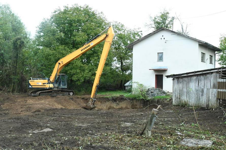 Započelo zatrpavanje rupa u Mečenčanima koje su nastale tijekom potresa