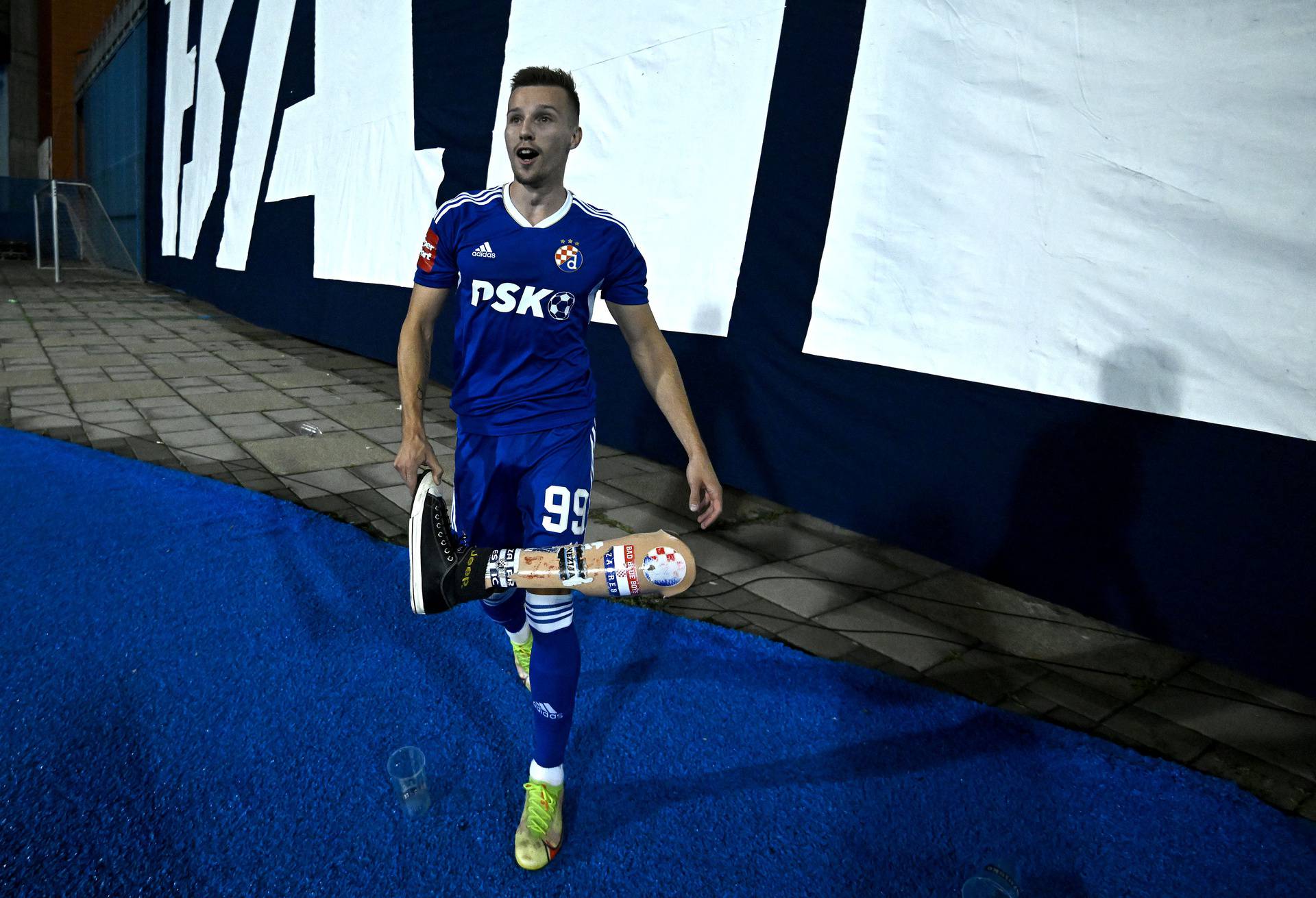 Zagreb: Proteza za nogu bačena s tribine na teren tijekom utakmice Dinamo - Hajduk