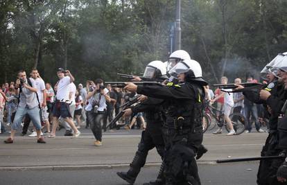Delije rade kaos u Beogradu: Policajac dobio ciglom u glavu