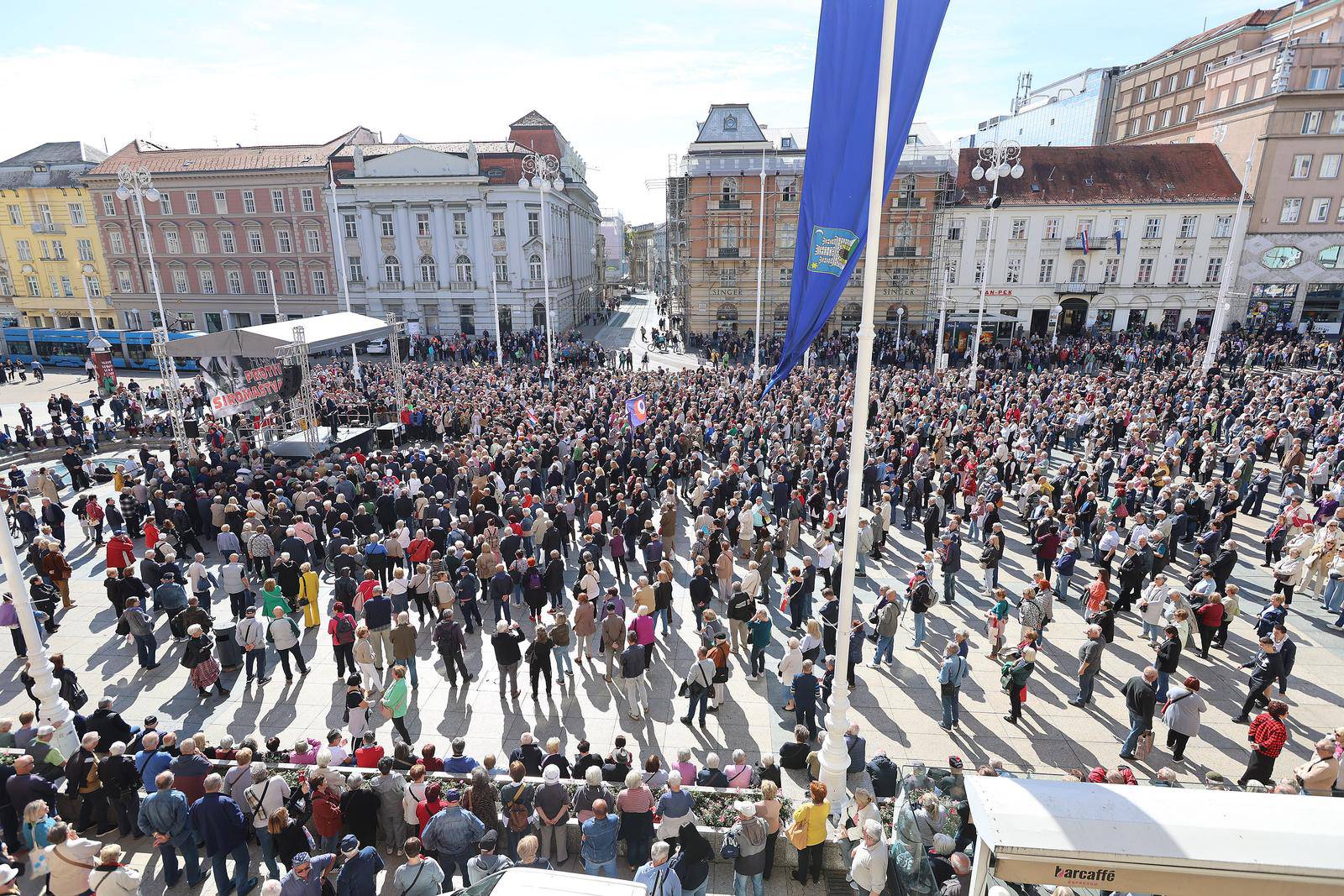 Zagreb: Na Trgu bana Jelacica prosvjedovali umirovljenici