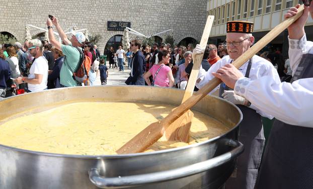 Šibenik: Podjela hrane na uskršnji ponedjeljak