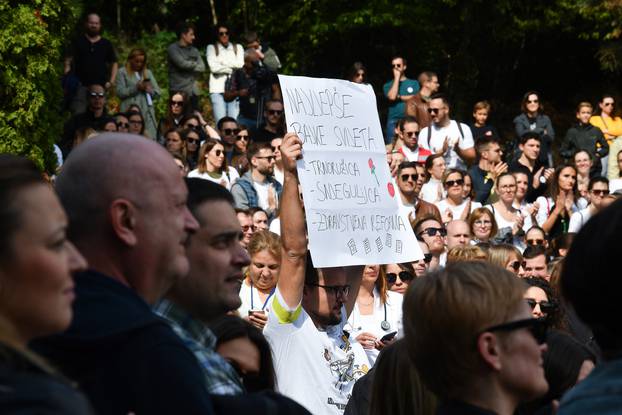 Zagreb: Inicijativa mladih liječnika Hrvatske organizirala prosvjed ispred Ministarstva zdravstva