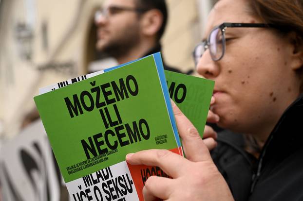 Zagreb: Ispred Gradske skupštine razvili transparent zbog ne uvođenja seksualnog obrazovanja