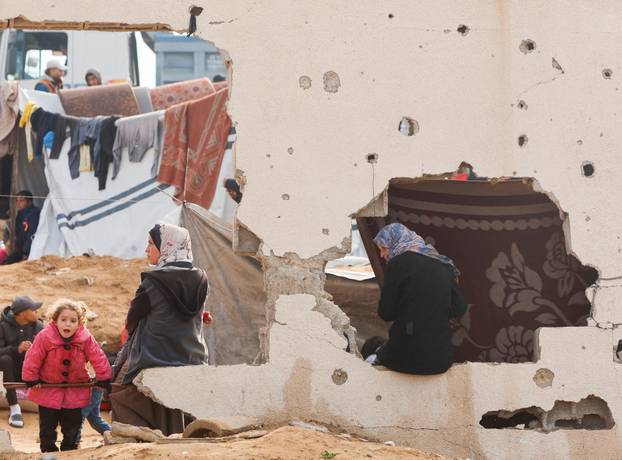 Displaced Palestinians wait to be allowed to return to their homes in northern Gaza, in the central Gaza Strip
