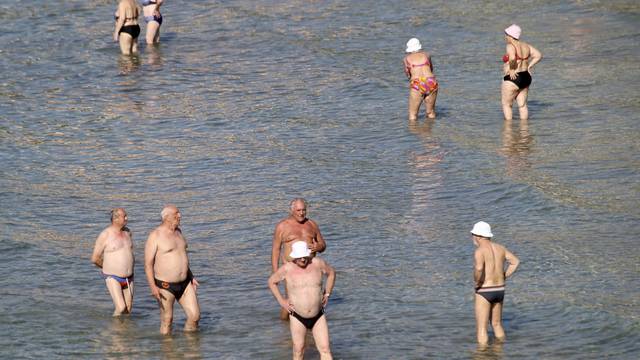 Split: Umirovljenici uživaju na praznim Bačvicama
