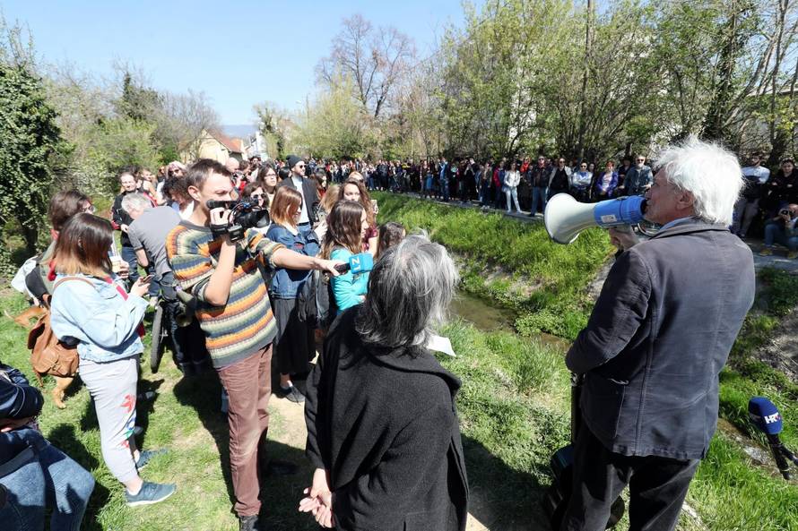 Zagreb: Darko Rundek predvodio Å¡etnju za oÄuvanje potoka Ärnomerec