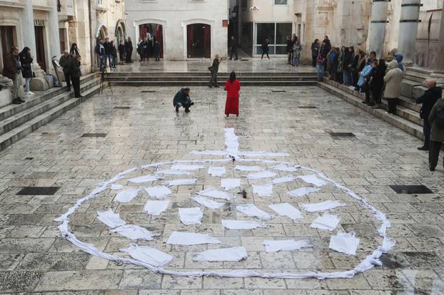 Split: Ana Fridrih Lekić među moliteljima na Peristilu izvela svoj performans