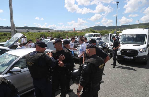 Navijači Rijeke na izlazu Dugopolje uz policijsku pratnju nastavljaju prema Poljudu