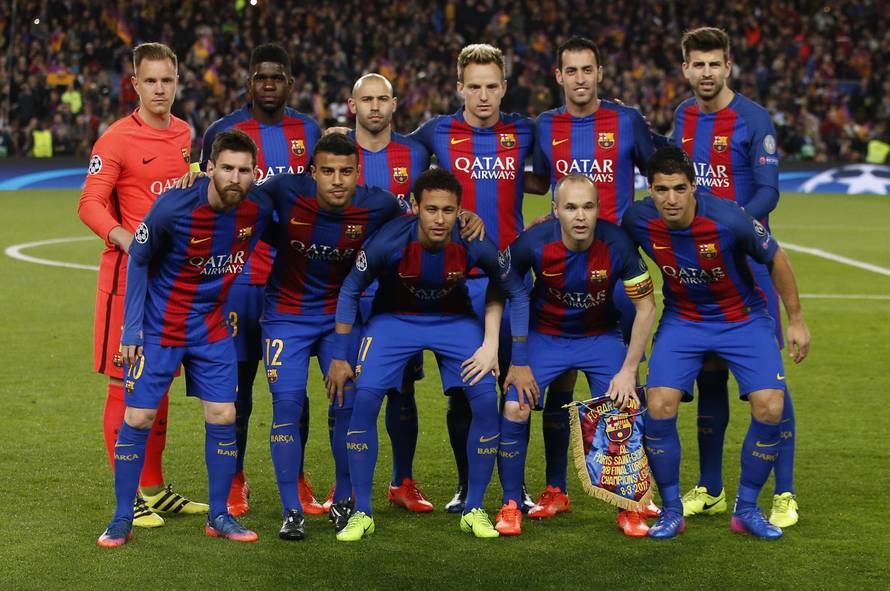 Barcelona team group before the match