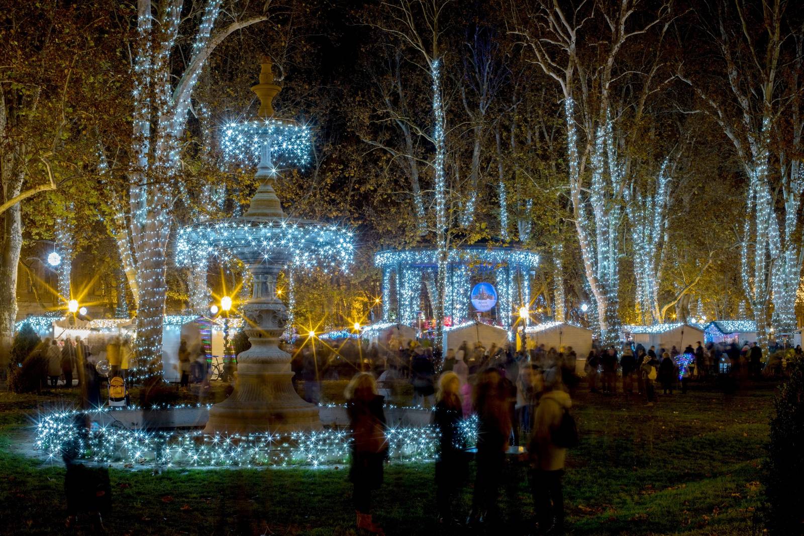 Zagreb: Paljenjem lampica na Zrinjevcu svečano otvoren Advent 2019.