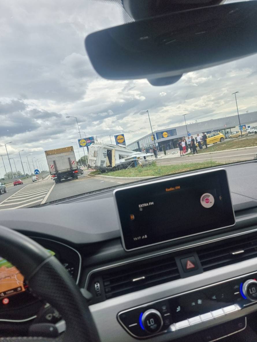 VIDEO Kako se iz ovoga izvukao bez ogrebotine?! Kamperom prepolovio stup u Zagrebu!