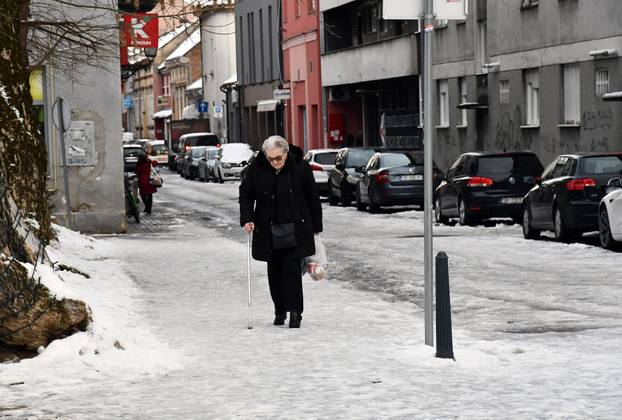 Zaleđene prometnice i javne površine Slavonskog Broda otežavaju kretanje građana