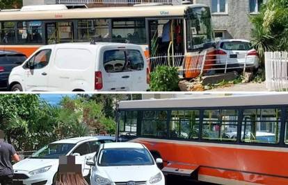 VIDEO Autobus oštetio par auta na stanici u Rijeci, vozač nije povukao ručnu. Ozlijeđen je