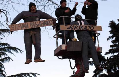 Naredili da na stablo vrate pohotnu lutku i odvjetnika