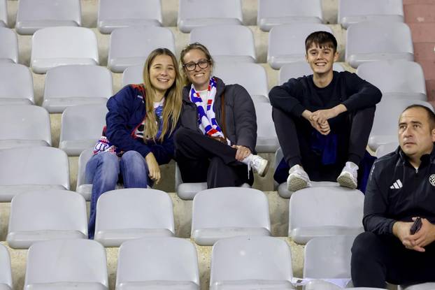 Zagrijavanje nogometaša uoči početka utakmice 13. kola SuperSport HNL-a između Hajduka i Osijeka