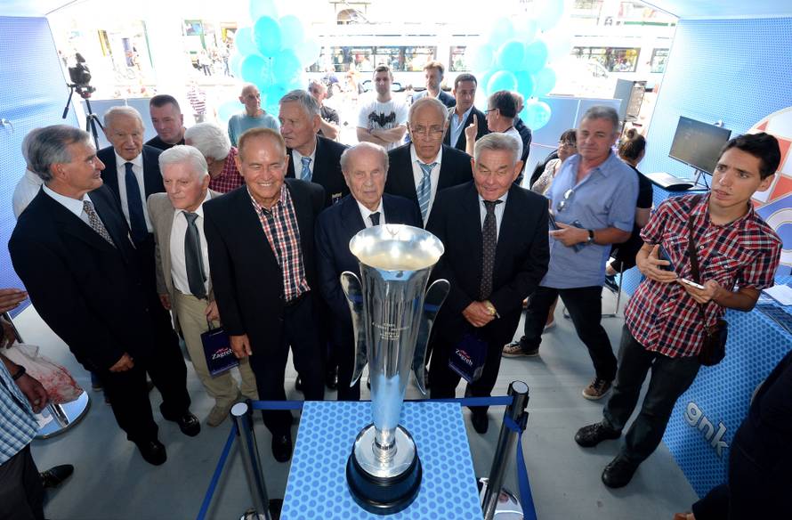 To su pravi šampioni! Trofej i lopta iz '67. izloženi na Trgu