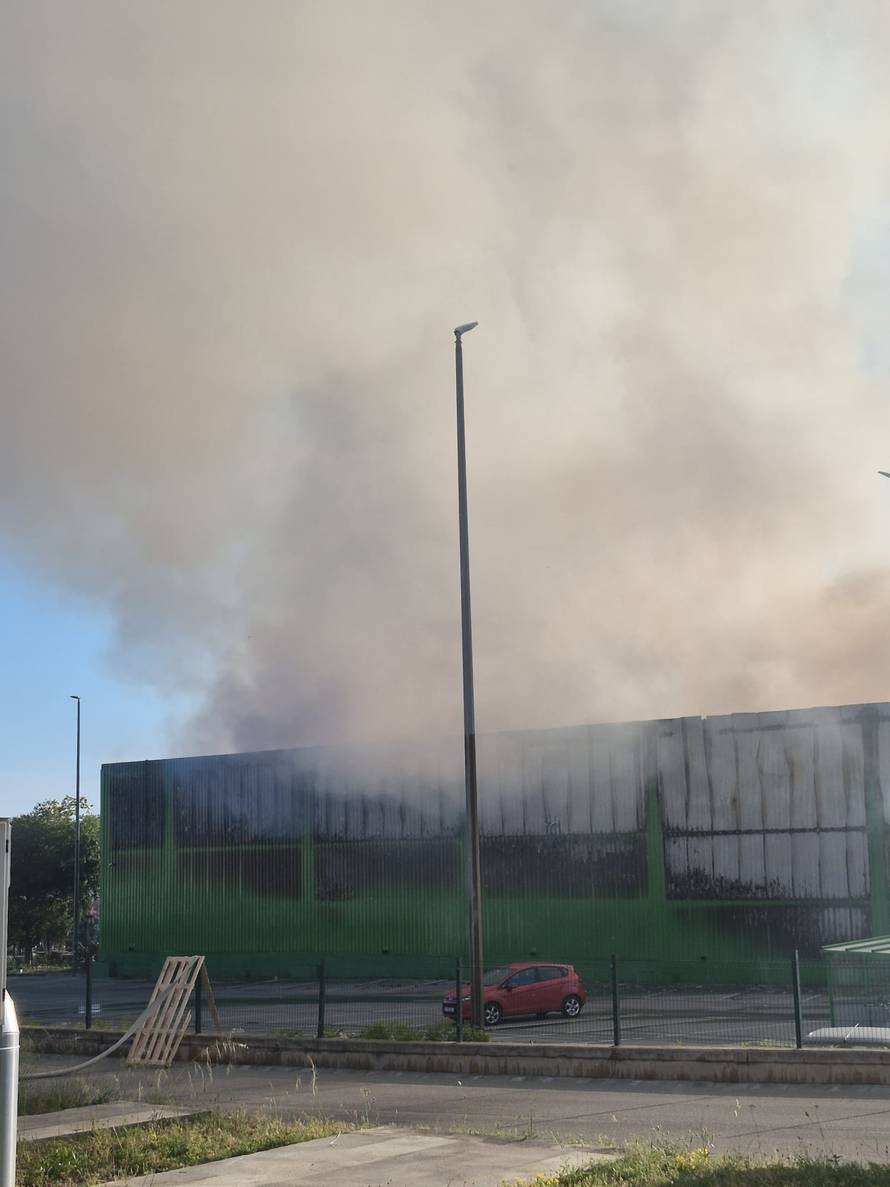 FOTO Požar u Kaštel Sućurcu još nisu proglasili ugašenim, rade na sanaciji. Šteta će biti velika?