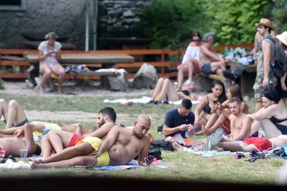 Turisti uživaju u ljepotama i kupanju na Slapovima Krke