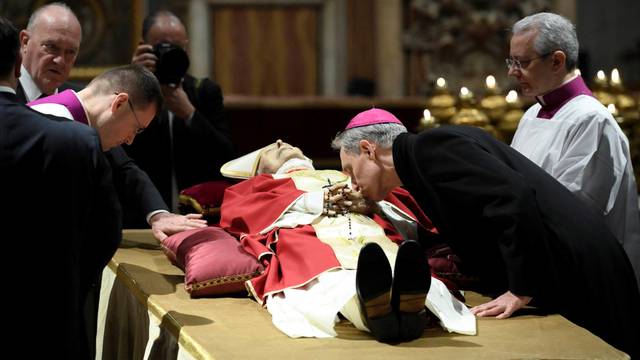 Potresne fotografije oproštaja papina tajnika:  Utučeni Georg poljubio je Benediktovu ruku...