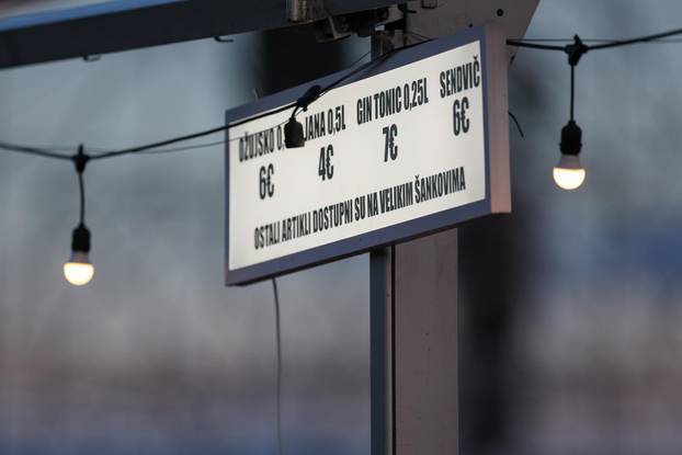 Sinj: Thompsonovi obožavatelji čekaju početak koncerta na hipodromu