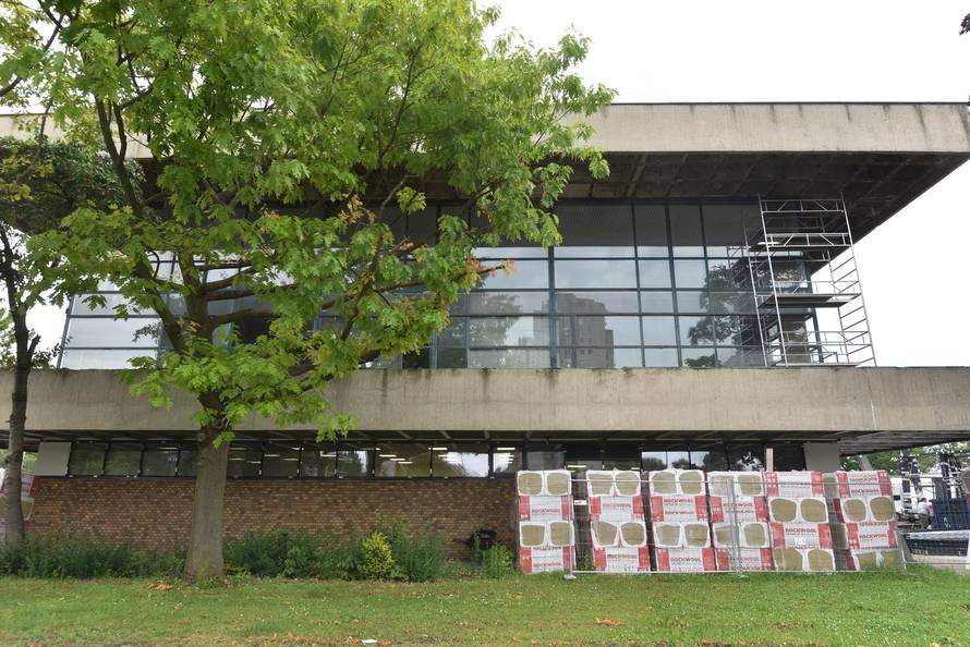 'Kockicu' su okružili skelama: Dobit će novu stolariju i stakla