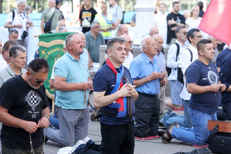 Zagreb: Na Jelačićem trgu molitva krunice za mir u svijetu i domovini te za obraćenje i jedinstvo hrvatskog naroda