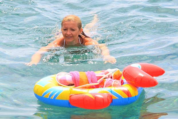 ARHIVA - Hvar, 2010. Snježana Mehun ljubila dragoga na jahti