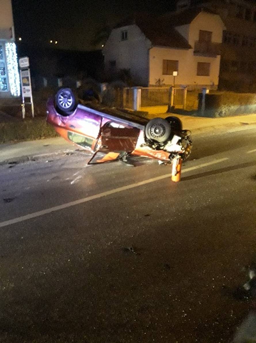 Sudario se sa šest automobila i završio na krovu, nije ozlijeđen