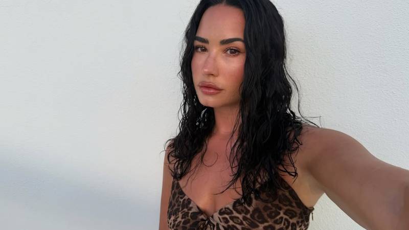 FOTO Demi Lovato za rođendan pozirala u tangicama! Pijesak nije uspio prekriti bujnu guzu
