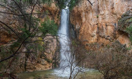 Zbog obilnih ki&scaron;a pla&zcaron;a Nugal u Makarskoj dobila je svoj slap