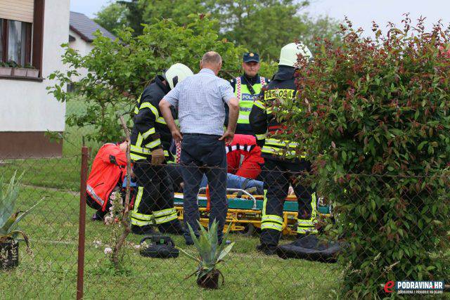 Zabio se u ogradu pa prevrnuo: Vozača izvlačili iz gorućeg auta