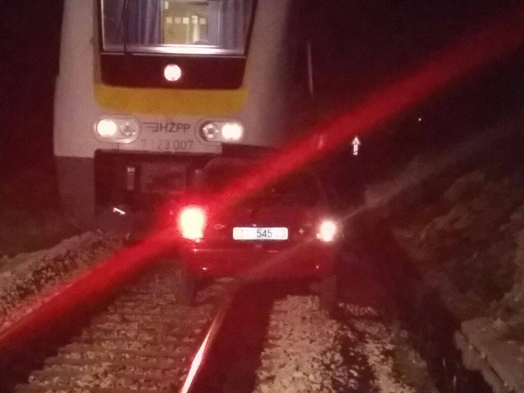 Vlak naletio na auto: Vozačica u zadnji tren izašla iz Twinga