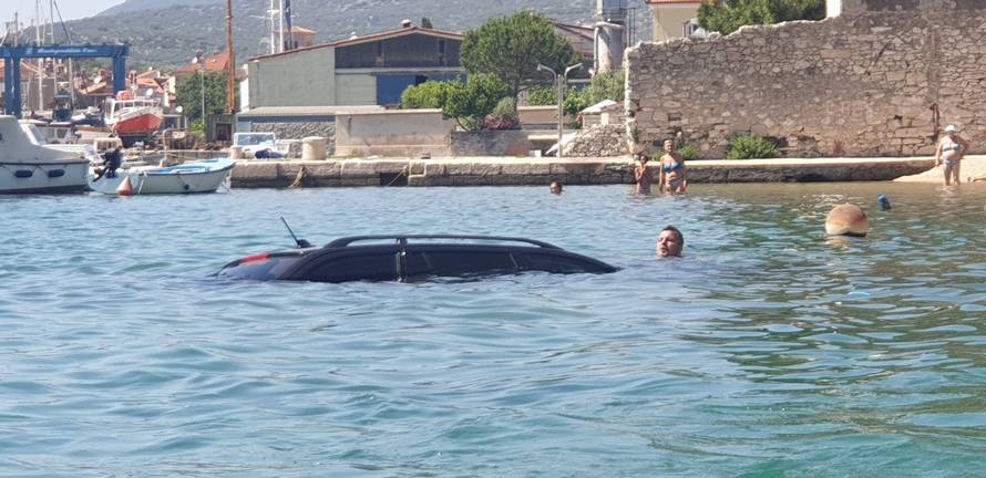 Slovenci spuštali gliser u more na Cresu pa im zaplivao i auto