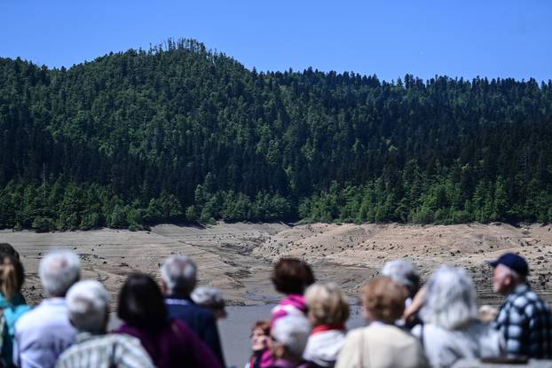 Nakon 22 godine isušeno Lokvarsko jezero, dno skriva ostatke potopljenog naselja