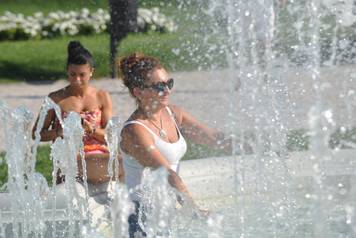 Zagreb: Gra?ani i turisti osvje&zcaron;enje od velikih vru?ina prona&scaron;li na Zrinjevcu
