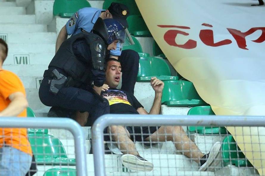 Frka u dvorani: Zadrani palili zastave i tukli se s policijom