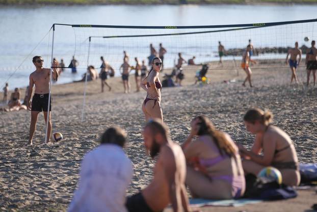 Osijek: Osječani pronašli osvježenje kupanjem na Dravi