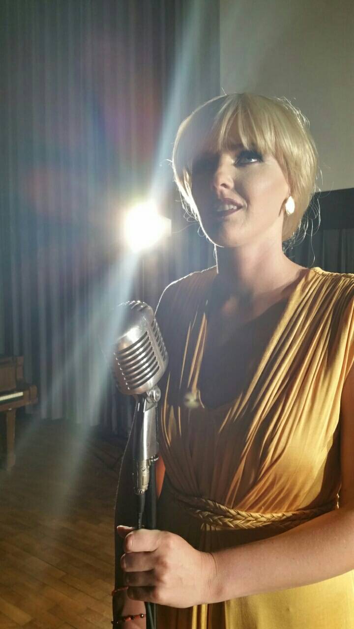 Nakon showa The Voiceu Ivana Benc objavila je svoj prvi singl