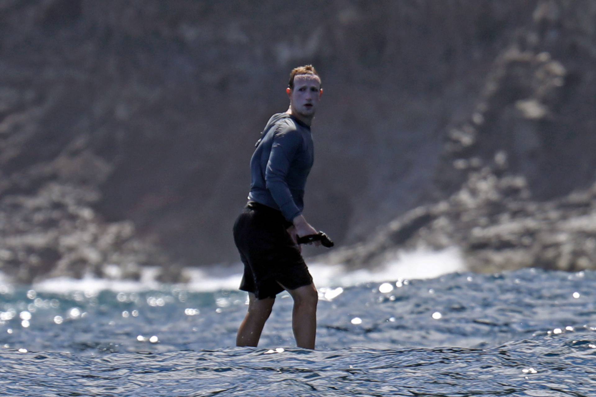 *PREMIUM EXCLUSIVE* NO WEB UNTIL 3PM EDT 20TH JULY * Mark Zuckerberg takes to the high seas in Hawaii riding an eFoil