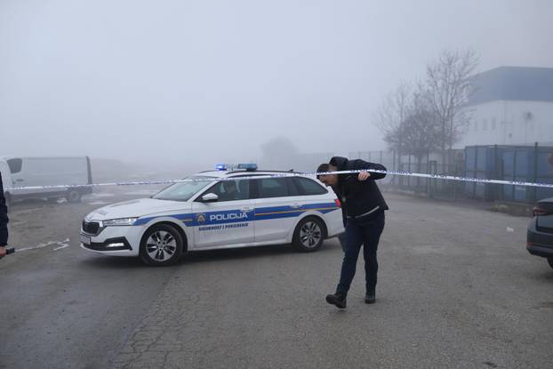 Vatrogasci i policija ispred CIAK-a gdje je tijekom noći izbio požar