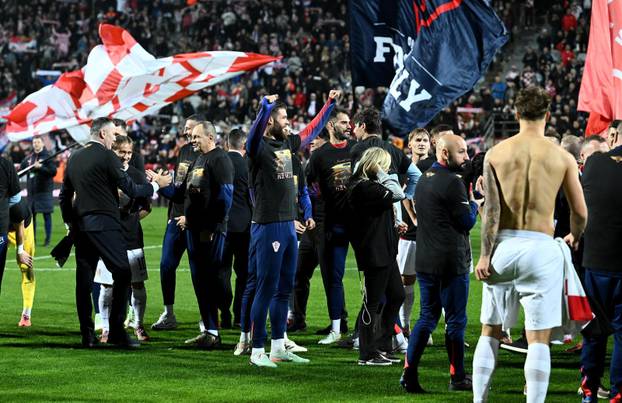 Slavlje nogometaša Hrvatske nakon pobjede nad Farskim otocima i plasmana na Svjetsko prvenstvo