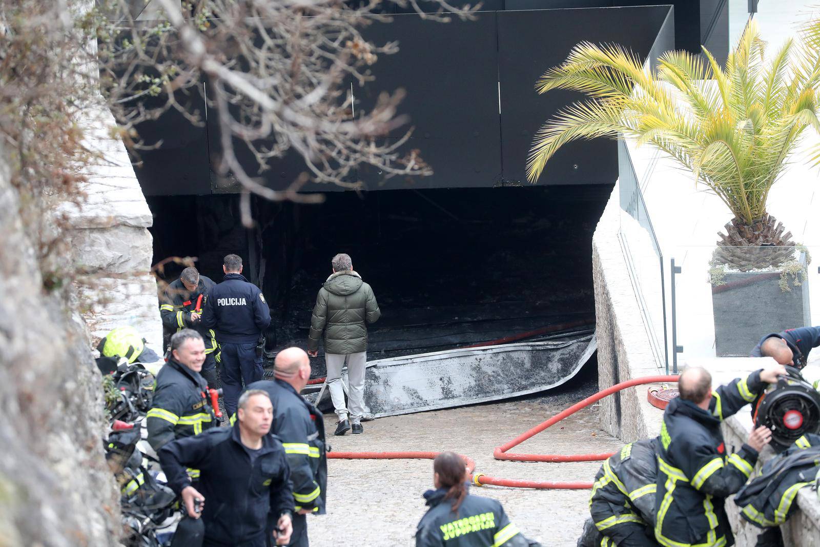 Opatija: U garaži luksuzne vile izgorjela tri skupocjena vozila