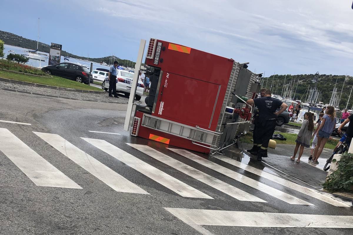 Vatrogasci se prevrnuli dok su jurili gasiti požar u Rogoznici