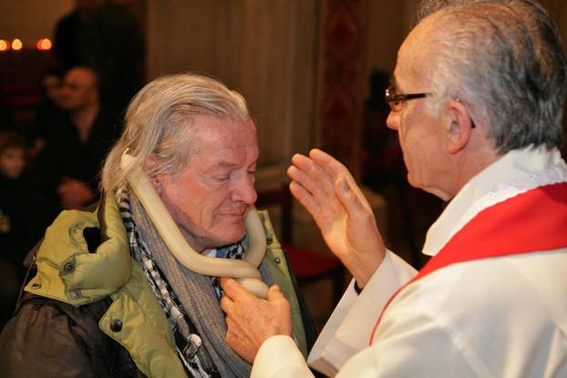 ARHIVA - 2009. Dubrovnik: Pjeva?i na grli?enju u crkvi Svetog Vlaha