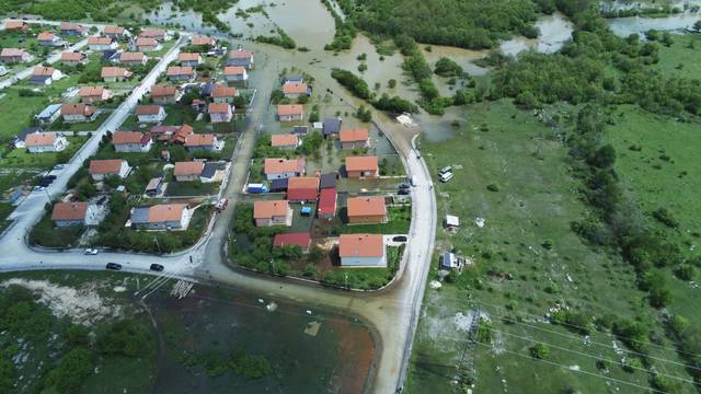 U Gračacu se poplava povukla, traje sanacija štete: 'Ne znamo točan broj poplavljenih kuća'