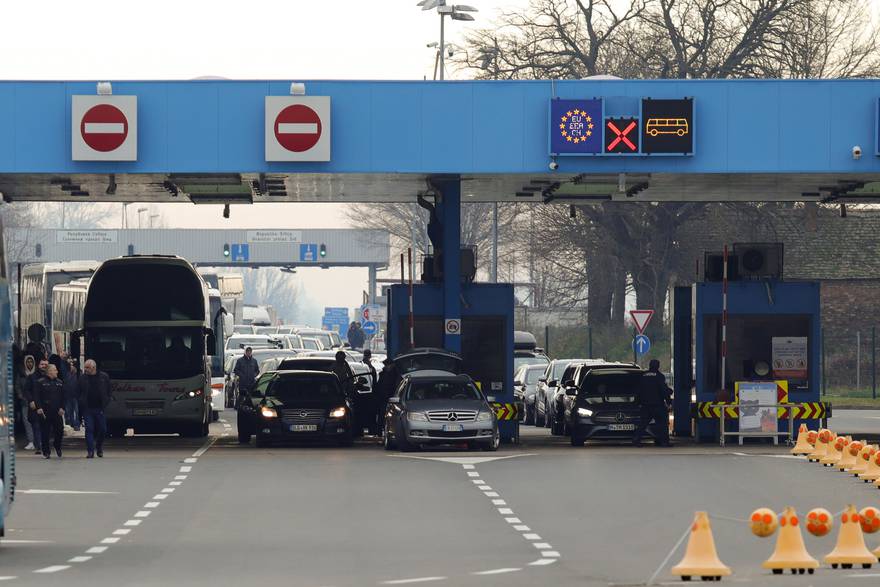 Granični prijelaz Tovarnik na kojem se stvaraju kilometarske gužve pri ulasku u Hrvatsku