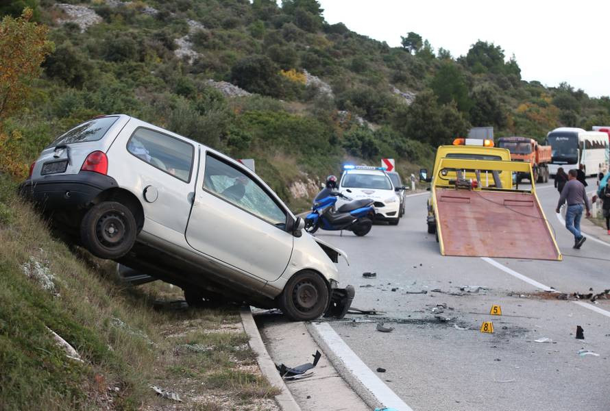 Krš i lom na ulazu u Šibenik: BMW bez pola prednjeg dijela